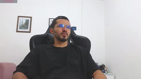 alejandroo_7 online show from December 2025 06:37:02 PM