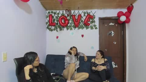 Snapshot of alejita_smithh chatting on February 2025 03:27:01 PM zoe and Kataleya online show from February 2025 03:27:01 PM