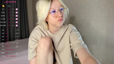Snapshot of alettaevee chatting on March 2026 01:32:01 AM alettaevee online show from March 2026 01:32:01 AM