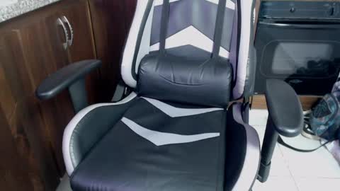 alex_xhunter online show from April 2026 07:33:02 PM