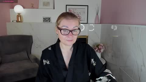 Snapshot of alexandra_kind chatting on December 2024 01:43:02 PM Alexandra online show from December 2024 01:43:02 PM