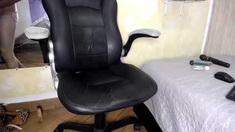 Snapshot of alexe_xx chatting on December 2024 04:12:01 AM Alex online show from December 2024 04:12:01 AM