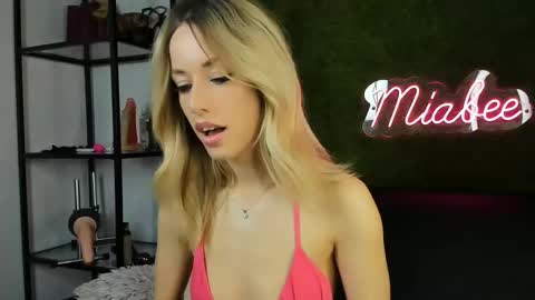 alexisbanx online show from December 2025 02:54:01 PM