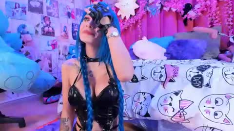 Snapshot of alicebenett_ chatting on June 2026 09:13:02 PM online show from June 2026 09:13:02 PM