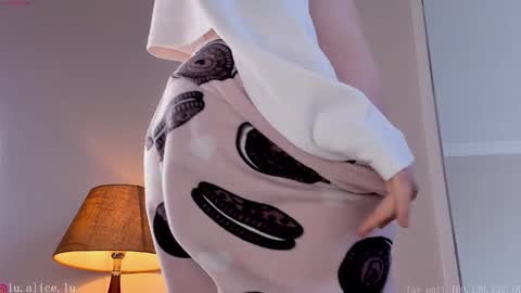 Snapshot of alicelu_ chatting on February 2025 10:08:02 AM Elle online show from February 2025 10:08:02 AM