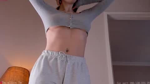 Snapshot of alicelu_ chatting on February 2025 03:29:01 PM Elle online show from February 2025 03:29:01 PM