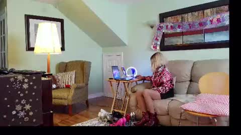 Snapshot of aliciadehart181 chatting on June 2026 07:05:02 PM Alicia deHart Help me reach 1000 Followers. Its FREE online show from June 2026 07:05:02 PM