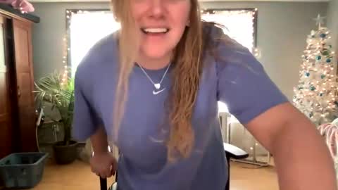 Snapshot of allyanalangel chatting on December 2024 08:07:02 PM allyanalangel online show from December 2024 08:07:02 PM