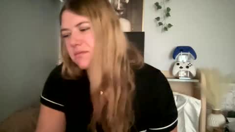 Snapshot of allyanalangel chatting on January 2025 08:02:01 PM allyanalangel online show from January 2025 08:02:01 PM