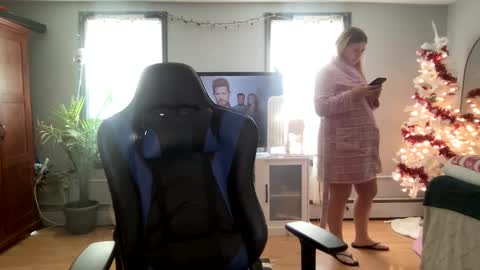 Snapshot of allyanalangel chatting on January 2025 08:39:01 PM allyanalangel online show from January 2025 08:39:01 PM