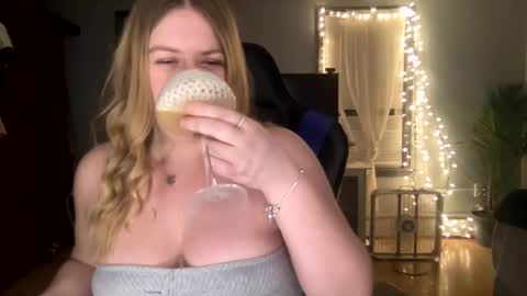 Snapshot of allyanalangel chatting on February 2025 05:47:01 AM allyanalangel online show from February 2025 05:47:01 AM