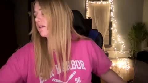 Snapshot of allyanalangel chatting on February 2025 04:01:01 AM allyanalangel online show from February 2025 04:01:01 AM