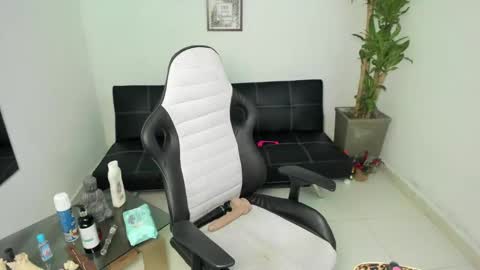 allyssann online show from February 2025 06:22:01 PM