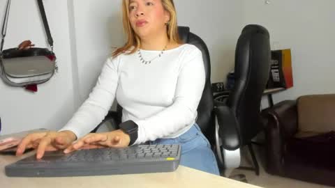 ALMA FENIX  online show from April 2026 07:58:01 PM