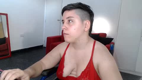 Snapshot of almondonwheels chatting on December 2024 09:28:01 PM Almond online show from December 2024 09:28:01 PM