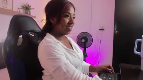 Snapshot of alondra_bernet chatting on June 2026 02:46:02 AM A L O N D R A online show from June 2026 02:46:02 AM