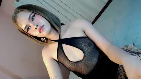 Snapshot of alove_too_last chatting on February 2025 05:54:02 PM LEXY online show from February 2025 05:54:02 PM