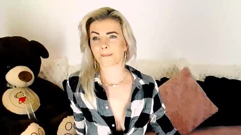 Snapshot of alyblonde chatting on January 2026 01:37:02 PM aly online show from January 2026 01:37:02 PM