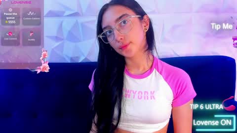 Snapshot of alys_molly chatting on December 2024 11:02:01 AM sopie online show from December 2024 11:02:01 AM