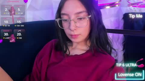 Snapshot of alys_molly chatting on December 2024 05:29:02 PM sopie online show from December 2024 05:29:02 PM