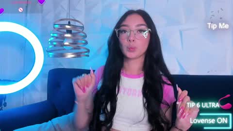 Snapshot of alys_molly chatting on January 2025 02:04:01 PM sopie online show from January 2025 02:04:01 PM