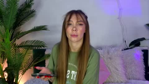 Snapshot of alyson_huxley chatting on June 2026 05:46:02 PM Alyson online show from June 2026 05:46:02 PM