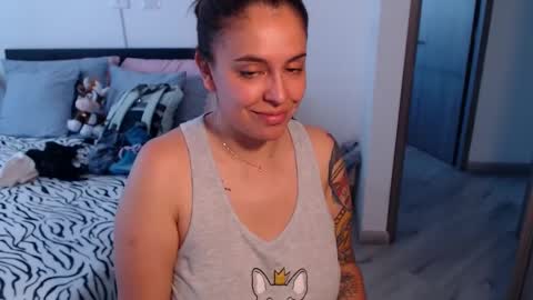 Snapshot of amarat_jolie chatting on January 2025 05:59:01 PM Mila online show from January 2025 05:59:01 PM