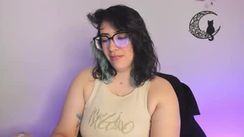 Snapshot of amaryllis_vizcaya chatting on January 2025 01:43:02 AM Katt online show from January 2025 01:43:02 AM