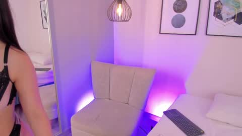 ambarevans_ online show from September 2025 12:15:01 PM