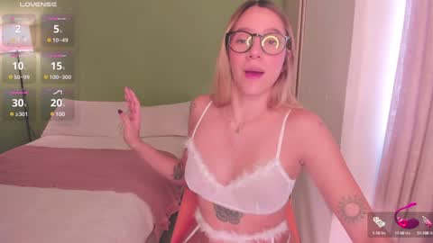 Snapshot of ameliegraham chatting on January 2025 08:22:01 PM Amelie Graham online show from January 2025 08:22:01 PM