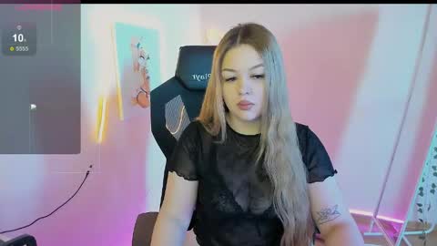 Snapshot of ameliepeach chatting on April 2026 01:21:02 AM Amelie online show from April 2026 01:21:02 AM