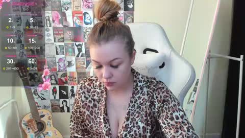 Snapshot of ameliepeach chatting on May 2026 01:43:01 AM Amelie online show from May 2026 01:43:01 AM