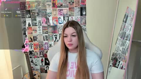 Snapshot of ameliepeach chatting on May 2026 01:54:02 AM Amelie online show from May 2026 01:54:02 AM
