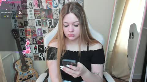 Snapshot of ameliepeach chatting on May 2026 02:20:02 AM Amelie online show from May 2026 02:20:02 AM