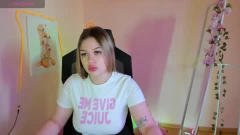 Snapshot of ameliepeach chatting on May 2026 01:34:01 AM Amelie online show from May 2026 01:34:01 AM