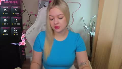 Snapshot of ameliepeach chatting on May 2026 02:09:02 AM Amelie online show from May 2026 02:09:02 AM