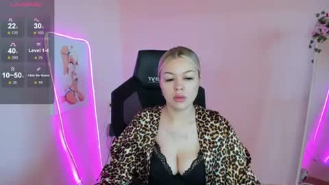 Snapshot of ameliepeach chatting on June 2026 01:54:01 AM Amelie online show from June 2026 01:54:01 AM