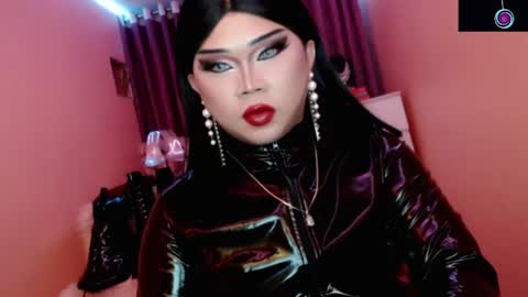 Snapshot of amiadoll chatting on June 2026 05:08:01 PM Queen Mireska online show from June 2026 05:08:01 PM