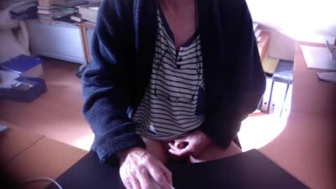 Snapshot of amor2200 chatting on November 2025 10:28:01 AM Amor2200 online show from November 2025 10:28:01 AM