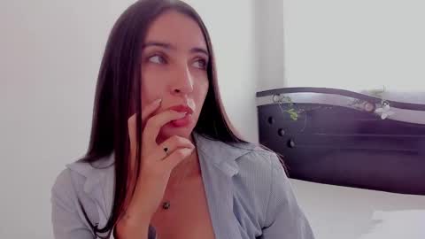 Snapshot of ana_castilo chatting on March 2025 01:21:01 PM Ana IG an castillo 1 online show from March 2025 01:21:01 PM