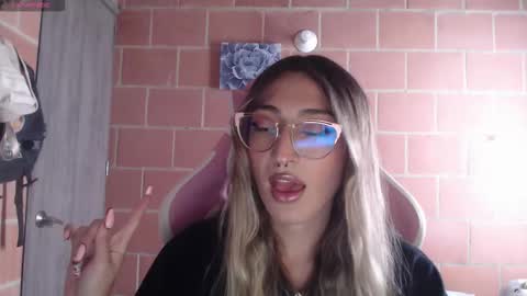 Snapshot of andrea_camila chatting on February 2026 02:22:02 PM Andrea online show from February 2026 02:22:02 PM