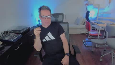 Andrew online show from December 2025 06:02:01 PM