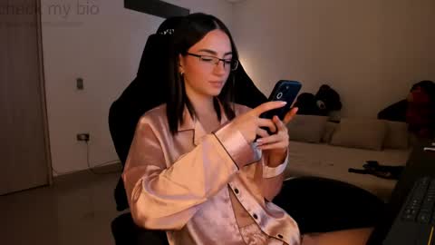 Snapshot of anelisse_ chatting on February 2025 03:45:01 AM online show from February 2025 03:45:01 AM