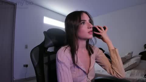 Snapshot of anelisse_ chatting on February 2025 05:15:01 PM online show from February 2025 05:15:01 PM