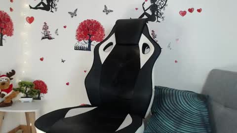 Snapshot of angel_curl chatting on February 2025 04:37:01 AM Angel Curl online show from February 2025 04:37:01 AM