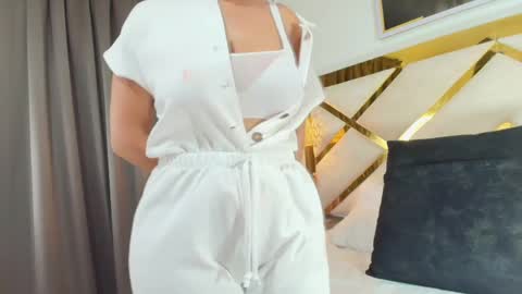 Nicolle  online show from March 2026 11:10:02 AM