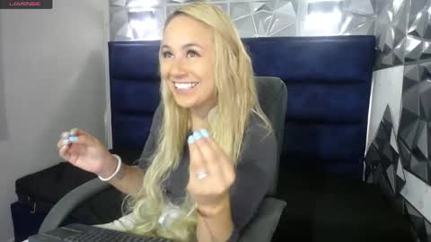 Snapshot of angel_white25 chatting on April 2026 03:57:01 PM Angel online show from April 2026 03:57:01 PM