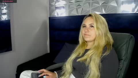 Snapshot of angel_white25 chatting on April 2026 09:39:33 PM Angel online show from April 2026 09:39:33 PM