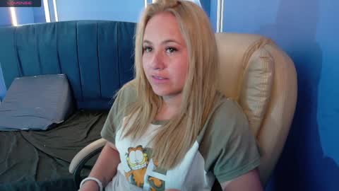 Snapshot of angel_white25 chatting on April 2026 06:10:01 PM Angel online show from April 2026 06:10:01 PM