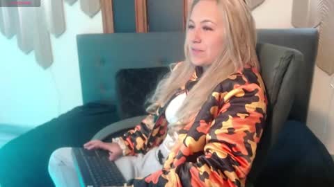Snapshot of angel_white25 chatting on May 2026 12:21:02 PM Angel online show from May 2026 12:21:02 PM